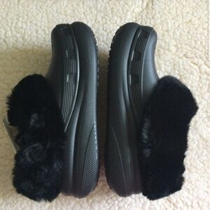 CROCS Black Fuzzy Lined Mules
